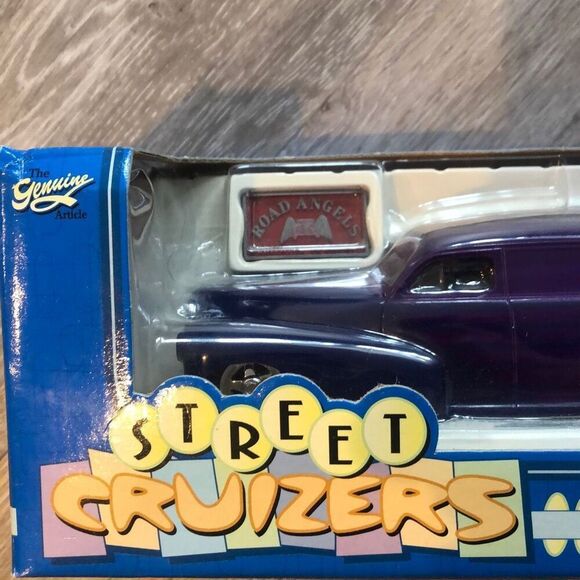 Street Cruizers Liberty Classics 1946 Chevy Blue Purple 1:24 Limited Edition - Picture 4 of 10